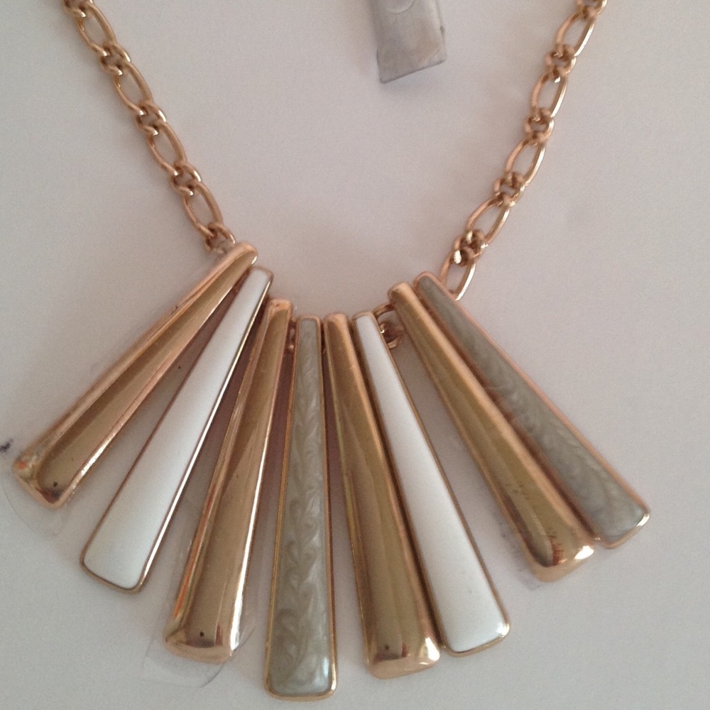 New Guess Gold-tone White Inserts Necklace